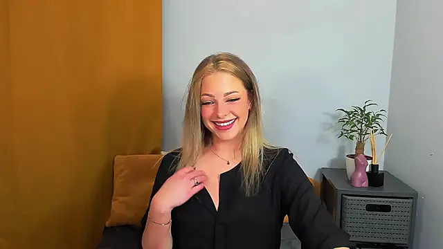 Snapshot of LilyBlondee chatting on March 22, 2025, 8:37 pm LilyBlondee online show from March 22, 2025, 8:37 pm