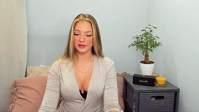 Snapshot of LilyBlondee chatting on October 27, 2025, 7:40 pm LilyBlondee online show from October 27, 2025, 7:40 pm