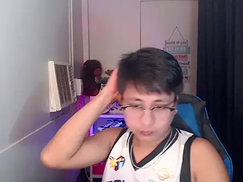 khael moreno online show from November 22, 2025, 10:42 pm