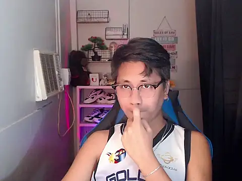 khael moreno online show from December 2, 2025, 4:07 am