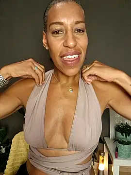 Snapshot of Goldenlace chatting on June 26, 2026, 9:19 pm Goldenlace online show from June 26, 2026, 9:19 pm