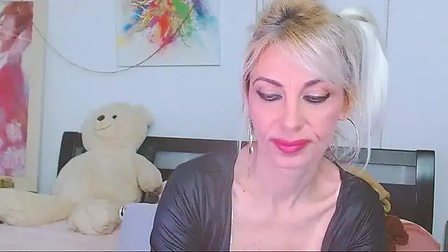 HoneyLara online show from April 18, 2026, 10:21 pm