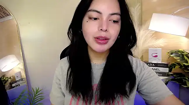 HotstuffCherrySummer online show from December 31, 2024, 5:11 am