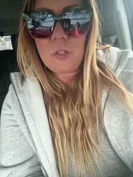 JESS LOVES online show from February 1, 2025, 12:51 am