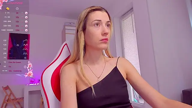 Snapshot of HotCarolineXO chatting on September 23, 2025, 10:18 am HotCarolineXO online show from September 23, 2025, 10:18 am