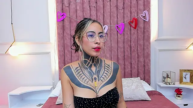 Snapshot of NicoleBlum chatting on February 12, 2025, 5:48 pm NicoleBlum online show from February 12, 2025, 5:48 pm