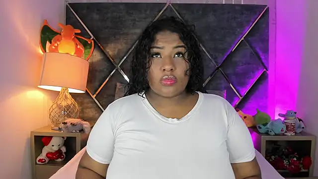 DannaFalco25 online show from October 15, 2025, 8:42 pm