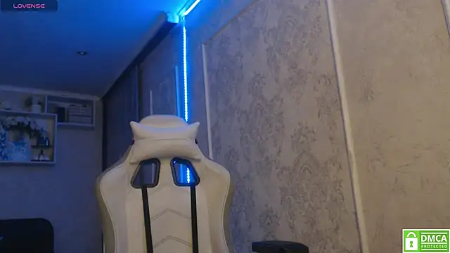 lunarose777 online show from December 22, 2024, 8:25 pm