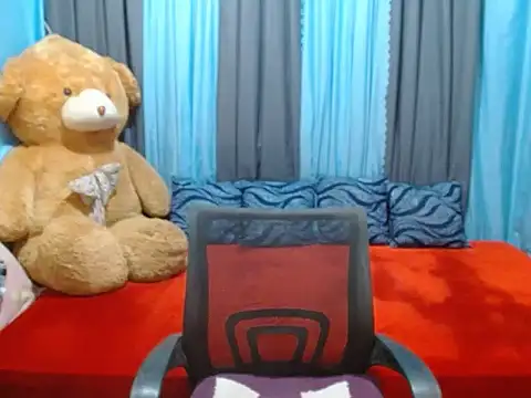 xxSexyBitch69xx online show from December 15, 2024, 1:00 pm