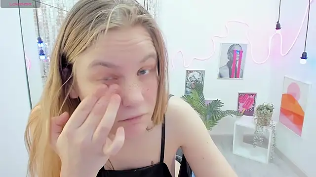 JadeSoft online show from March 4, 2025, 11:54 pm