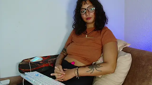 Snapshot of myamillor chatting on April 24, 2026, 10:23 pm myamillor online show from April 24, 2026, 10:23 pm