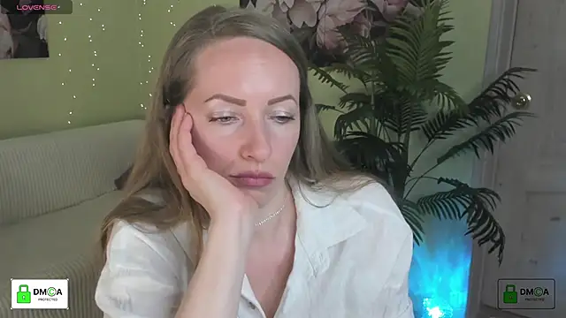 Queenymel online show from April 15, 2026, 2:35 pm