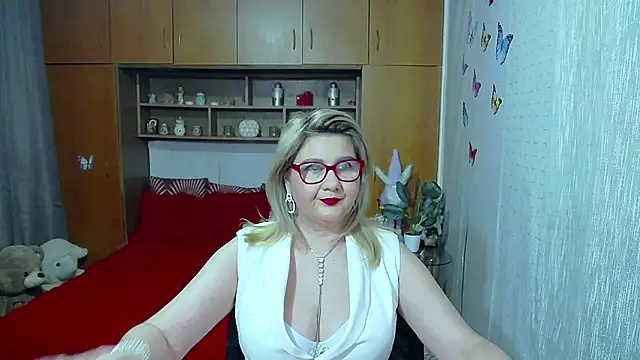 LucilleFenlys online show from April 23, 2026, 12:01 am