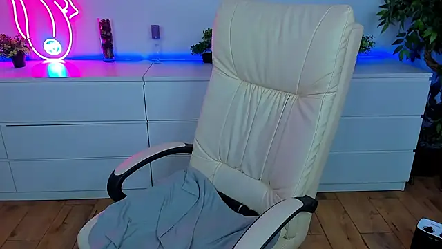 Snapshot of Kamilla_Hot chatting on February 16, 2025, 4:09 am Kamilla Hot online show from February 16, 2025, 4:09 am