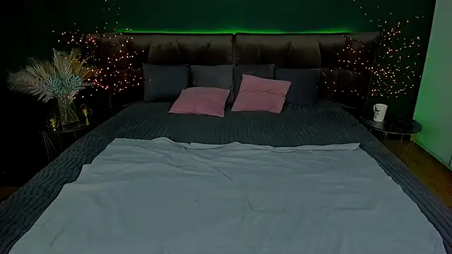 Snapshot of Kamilla_Hot chatting on March 3, 2025, 12:59 am Kamilla Hot online show from March 3, 2025, 12:59 am