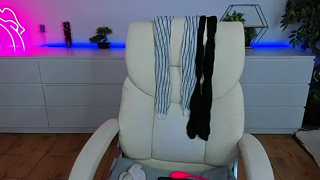 Snapshot of Kamilla_Hot chatting on October 30, 2025, 7:03 pm Kamilla Hot online show from October 30, 2025, 7:03 pm