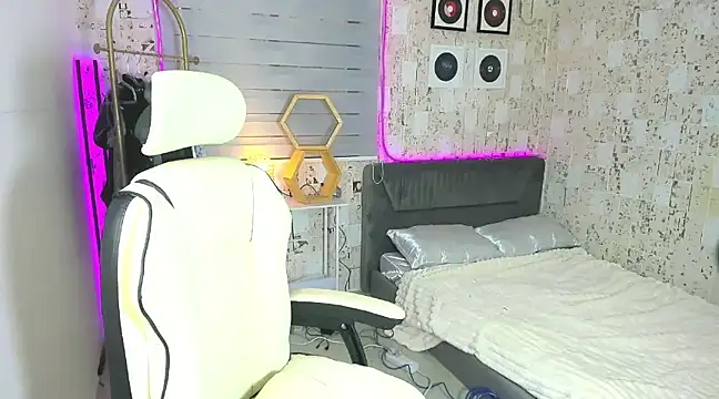 Snapshot of AlexandraMooree chatting on January 13, 2025, 2:39 am AlexandraMooree online show from January 13, 2025, 2:39 am