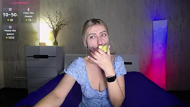 ZoeGrant online show from March 4, 2025, 1:34 am