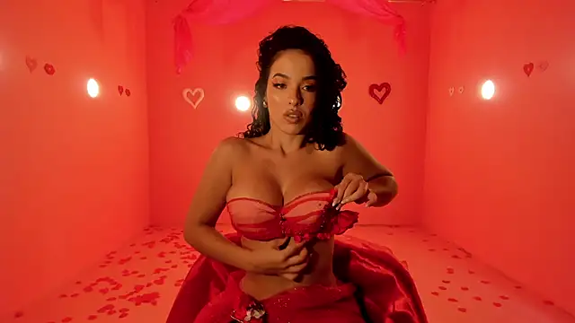 Snapshot of RoseFerrera chatting on February 14, 2025, 8:37 pm RoseFerrera online show from February 14, 2025, 8:37 pm