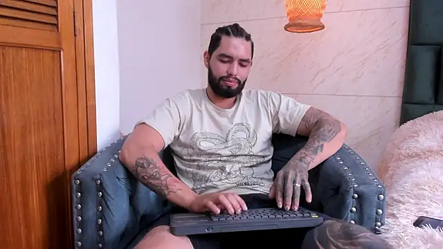 Snapshot of matteosantos chatting on February 22, 2025, 2:41 pm matteosantos online show from February 22, 2025, 2:41 pm