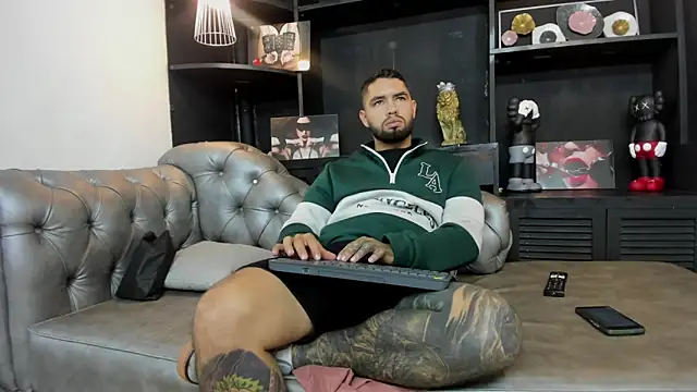 Snapshot of matteosantos chatting on October 19, 2025, 11:00 am matteosantos online show from October 19, 2025, 11:00 am