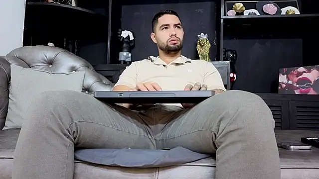 Snapshot of matteosantos chatting on November 25, 2025, 11:43 am matteosantos online show from November 25, 2025, 11:43 am