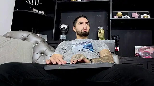 Snapshot of matteosantos chatting on December 15, 2025, 11:36 am matteosantos online show from December 15, 2025, 11:36 am