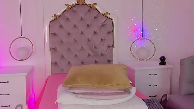 Meredit Lane online show from November 11, 2025, 7:47 pm