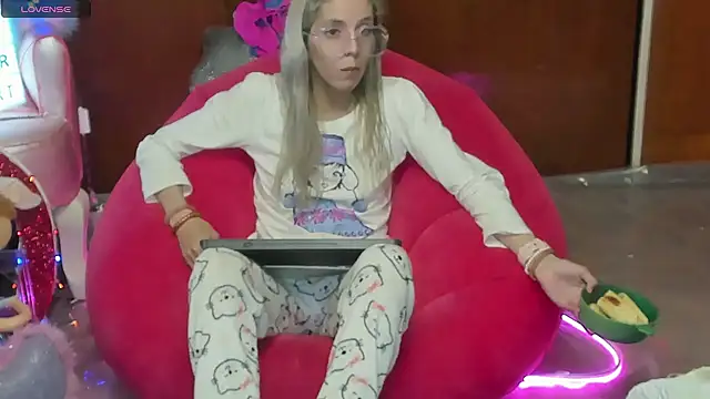 Snapshot of Skinygirl chatting on June 11, 2026, 11:14 pm Skinygirl online show from June 11, 2026, 11:14 pm