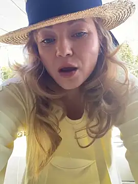 Lady  Maria online show from April 16, 2026, 10:27 am