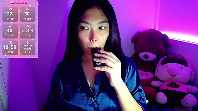 TR4NSCUTI3 online show from October 19, 2025, 7:36 pm