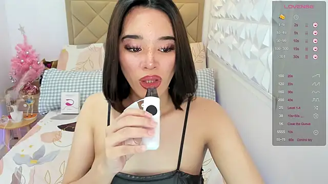 TsHeartXxx online show from December 18, 2025, 6:52 am