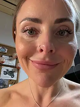 EmaSalis online show from March 4, 2025, 1:38 pm