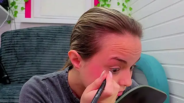 Misss Vikk online show from November 28, 2025, 6:05 am