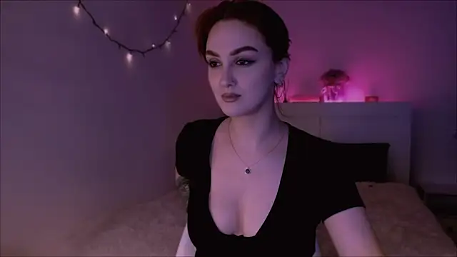 LilyFarey online show from February 14, 2025, 8:05 pm