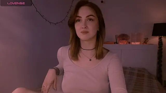 LilyFarey online show from November 16, 2025, 6:57 pm