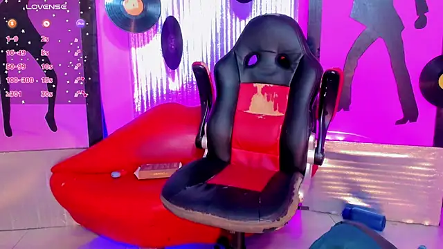 nickyminach  online show from May 16, 2026, 8:07 pm