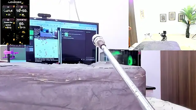 Paulina Davis  online show from September 21, 2025, 9:49 pm