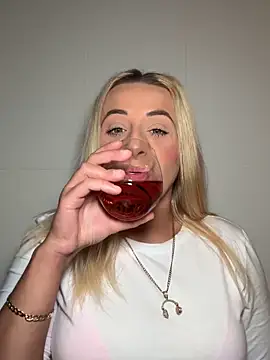 Strongqueen online show from September 12, 2025, 9:59 pm