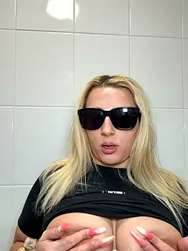 Strongqueen online show from November 20, 2025, 7:02 pm