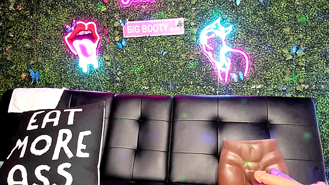 Snapshot of ThickAssRena chatting on December 12, 2024, 10:45 am ThickAssRena online show from December 12, 2024, 10:45 am