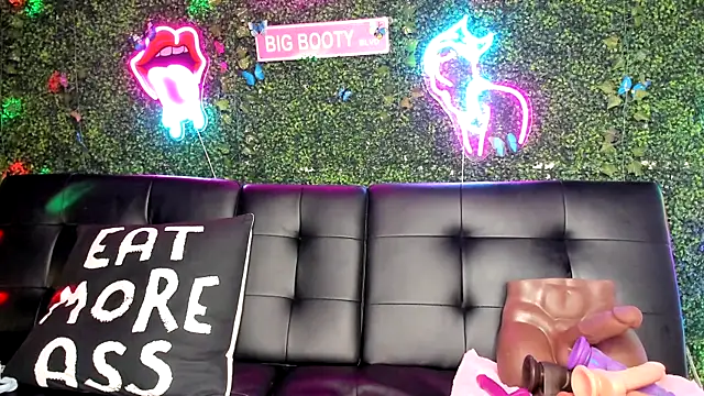 Snapshot of ThickAssRena chatting on December 13, 2024, 7:47 am ThickAssRena online show from December 13, 2024, 7:47 am