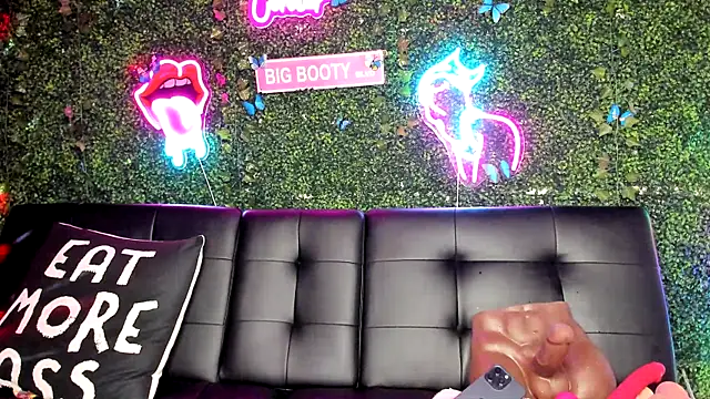 Snapshot of ThickAssRena chatting on December 14, 2024, 9:45 pm ThickAssRena online show from December 14, 2024, 9:45 pm