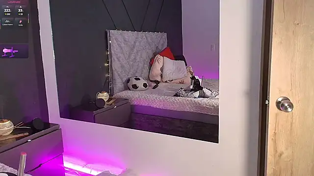 emmajohnss online show from February 5, 2025, 6:56 am