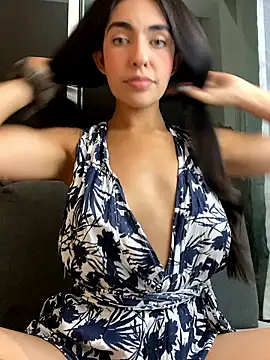 Snapshot of DaphneUwu chatting on May 19, 2026, 1:22 am DaphneUwu online show from May 19, 2026, 1:22 am