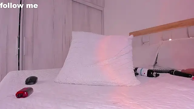 missjuliaa  online show from January 30, 2025, 6:24 am