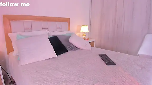 missjuliaa  online show from February 8, 2025, 3:19 am