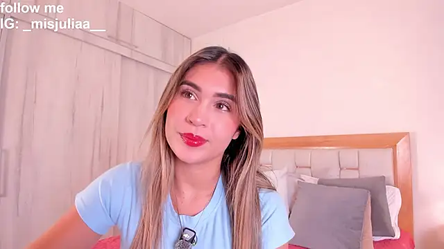 missjuliaa  online show from October 2, 2025, 3:13 am