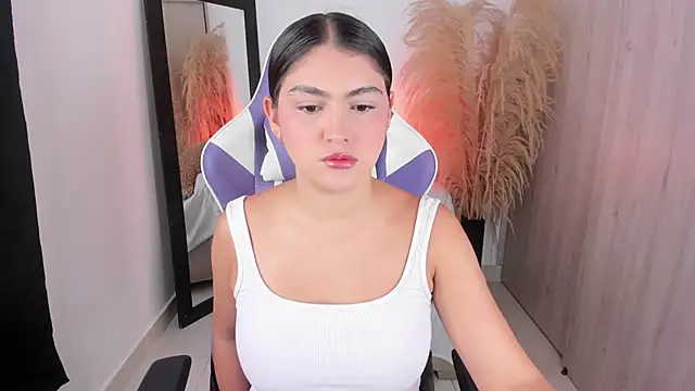 sofia henaok online show from December 2, 2025, 9:21 pm