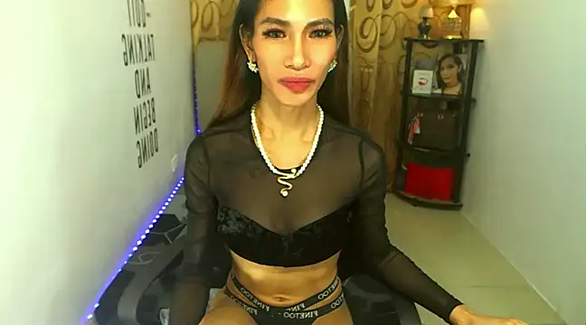 Trixie Mattel21 online show from December 3, 2024, 5:20 am